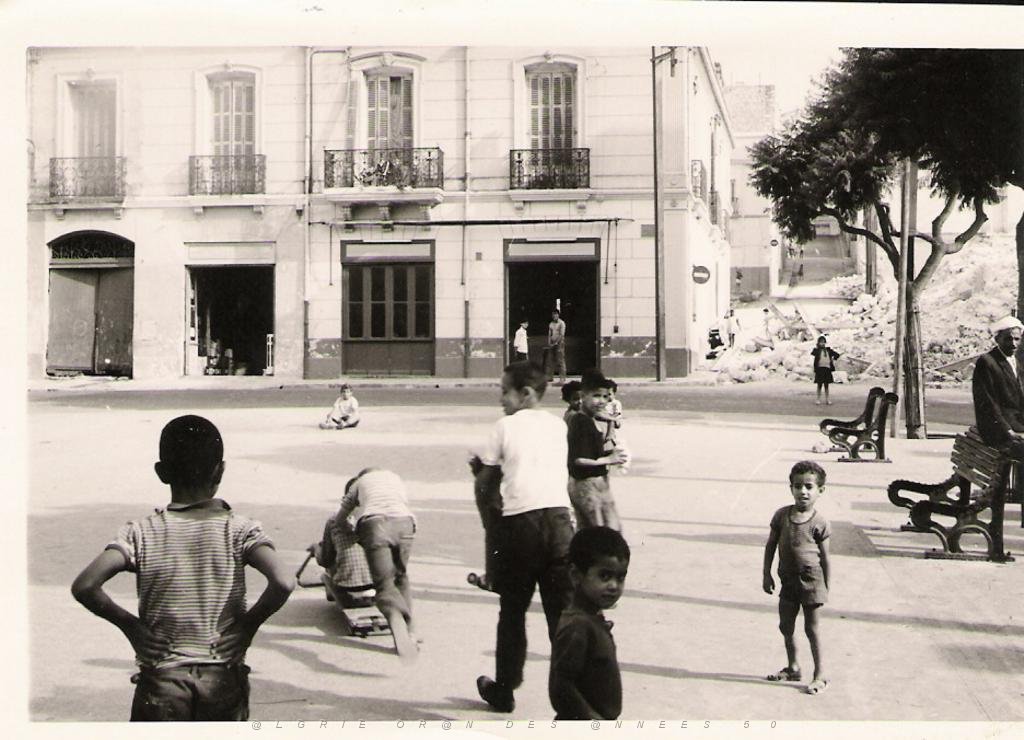 09 ORAN 1972 PLACE HOCHE VUE DE LA RUE DE L ALMA BAR SORIA.JPG